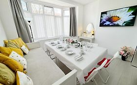 Luxurious House Near Excel- Air Conditioning, 9 Beds, 2 Baths, Garden, Fast Wifi